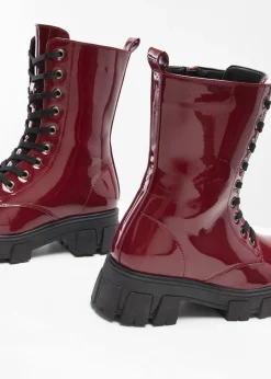 Botas con cordones y aspecto lacado