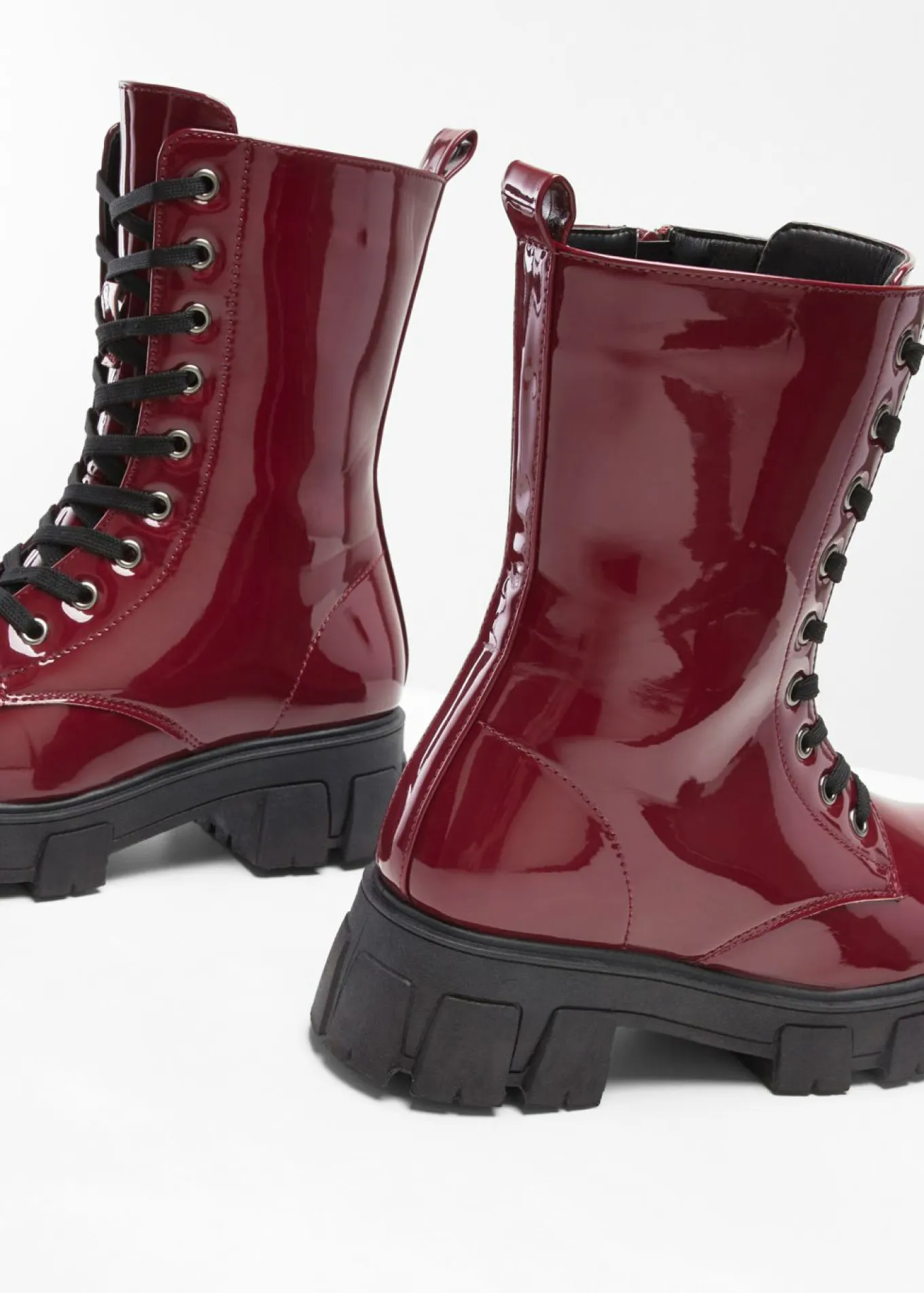 Botas con cordones y aspecto lacado