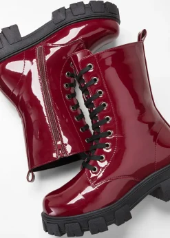 Botas con cordones y aspecto lacado