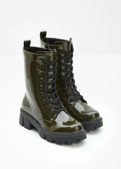 Botas con cordones y aspecto lacado