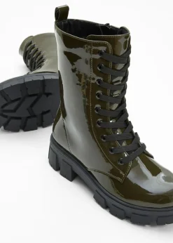 Botas con cordones y aspecto lacado
