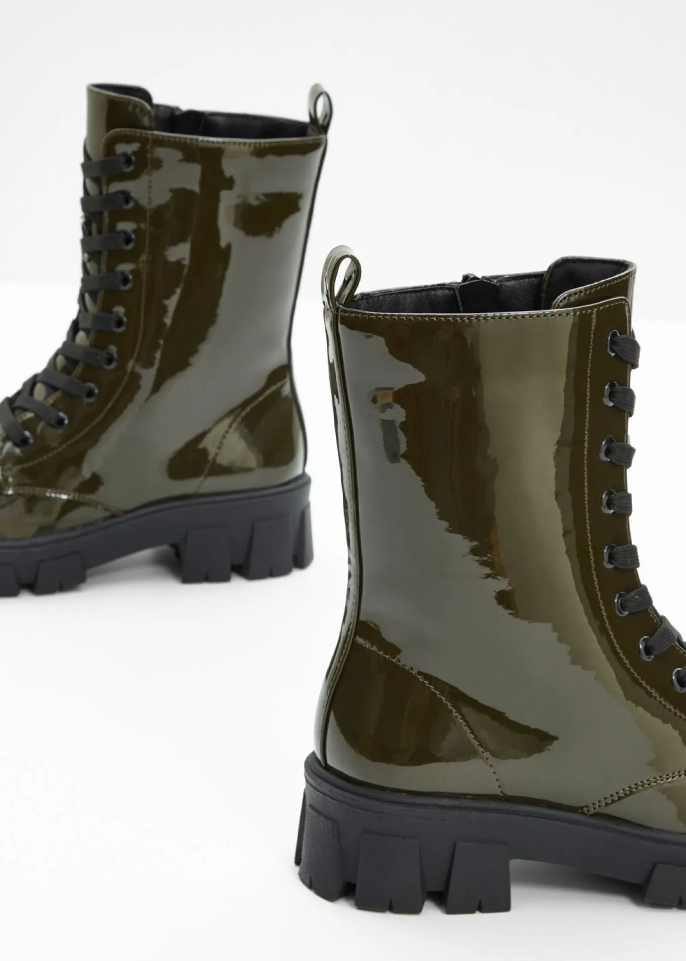 Botas con cordones y aspecto lacado