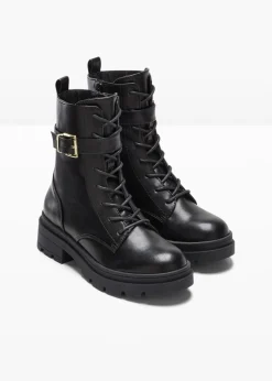 Botas con cordones y hebilla