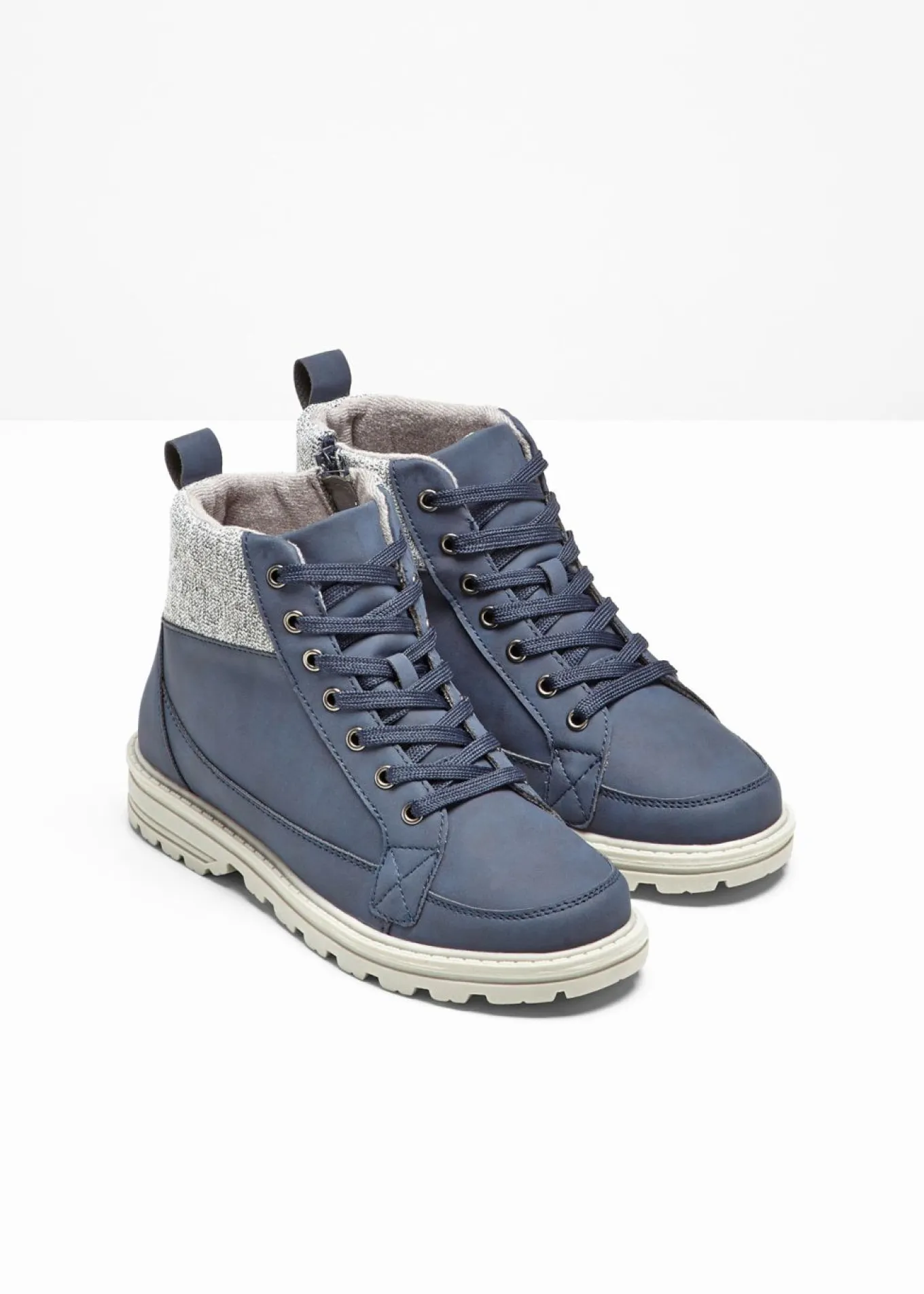 Botas con cordones y suela perfilada