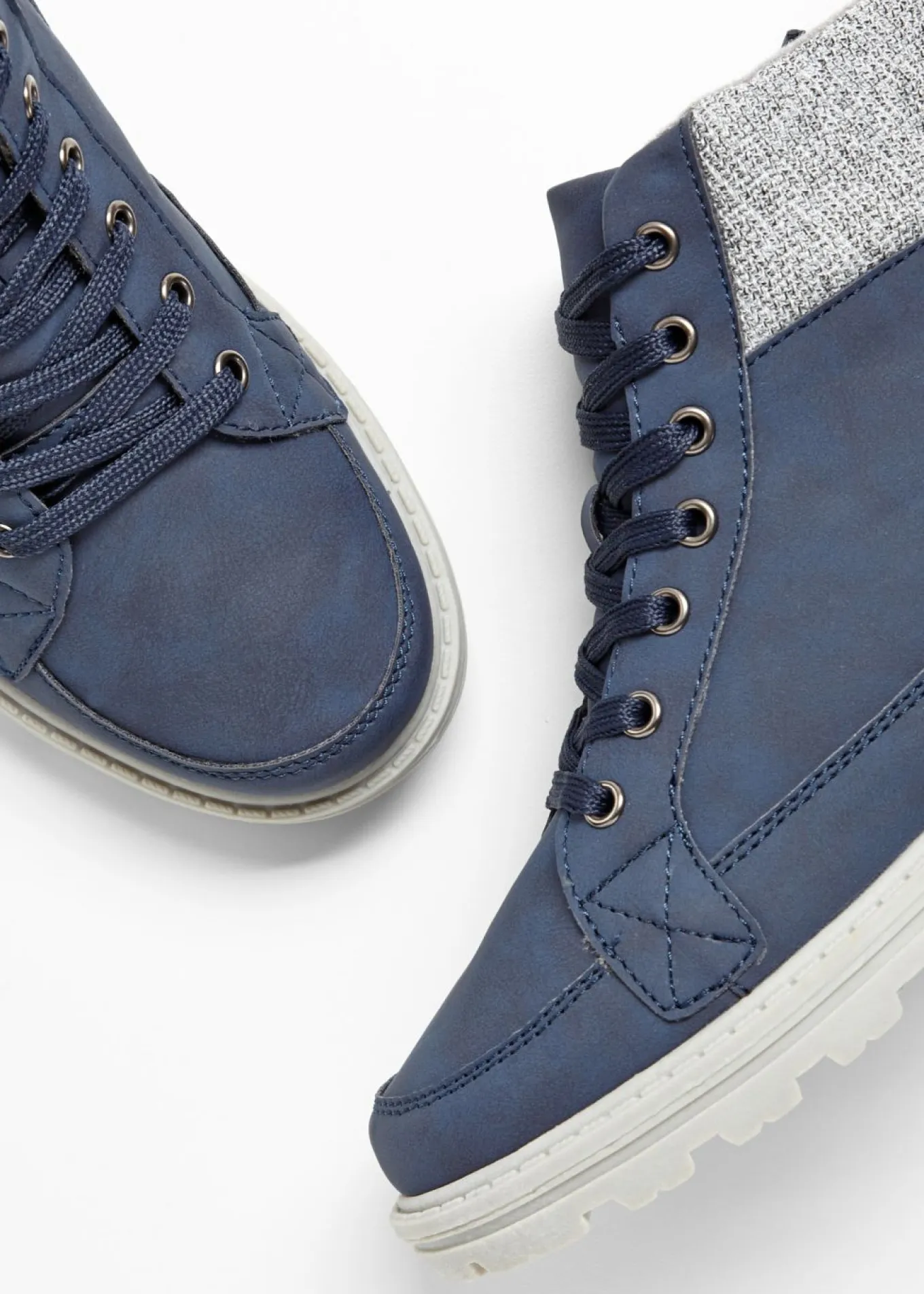 Botas con cordones y suela perfilada