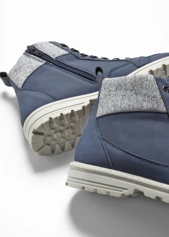 Botas con cordones y suela perfilada