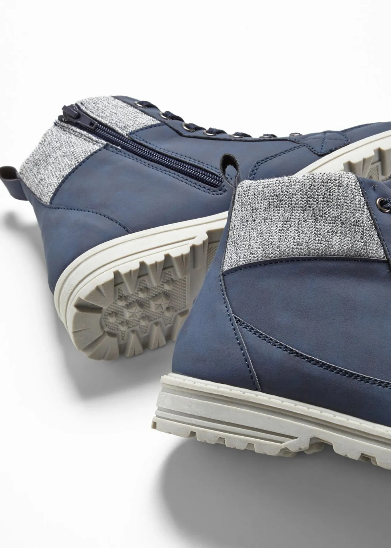 Botas con cordones y suela perfilada