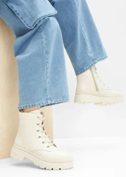 Botas con cordones y suela perfilada