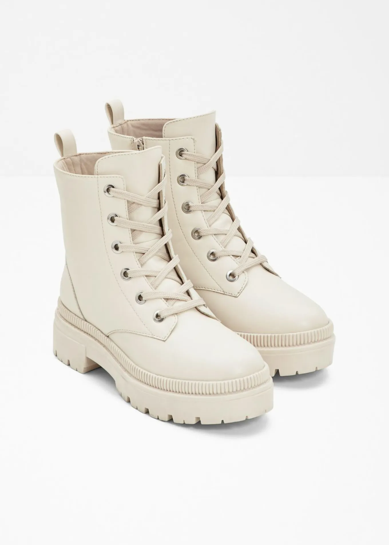 Botas con cordones y suela perfilada