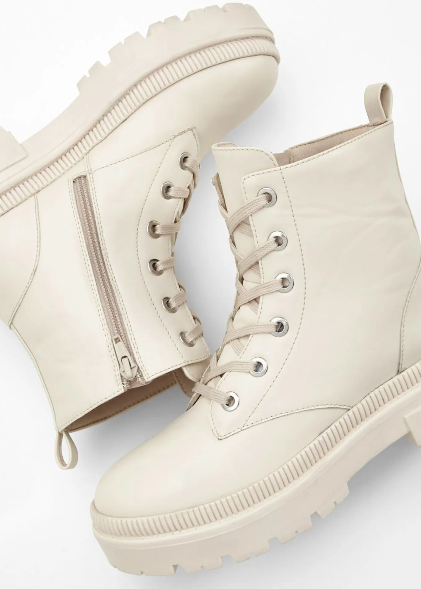 Botas con cordones y suela perfilada