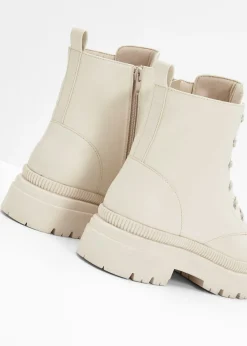 Botas con cordones y suela perfilada