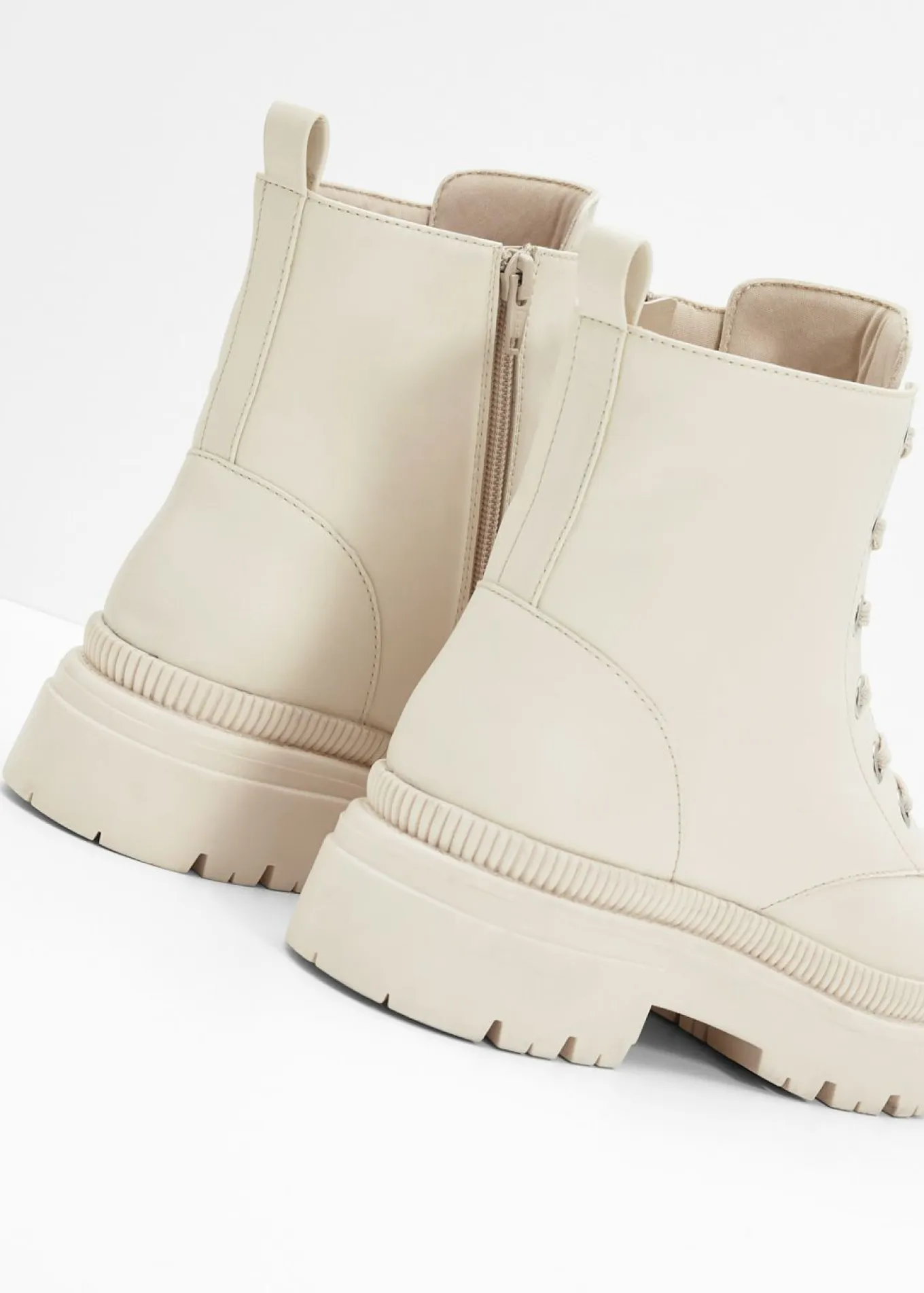 Botas con cordones y suela perfilada