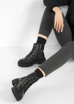 Botas con cordones y suela perfilada