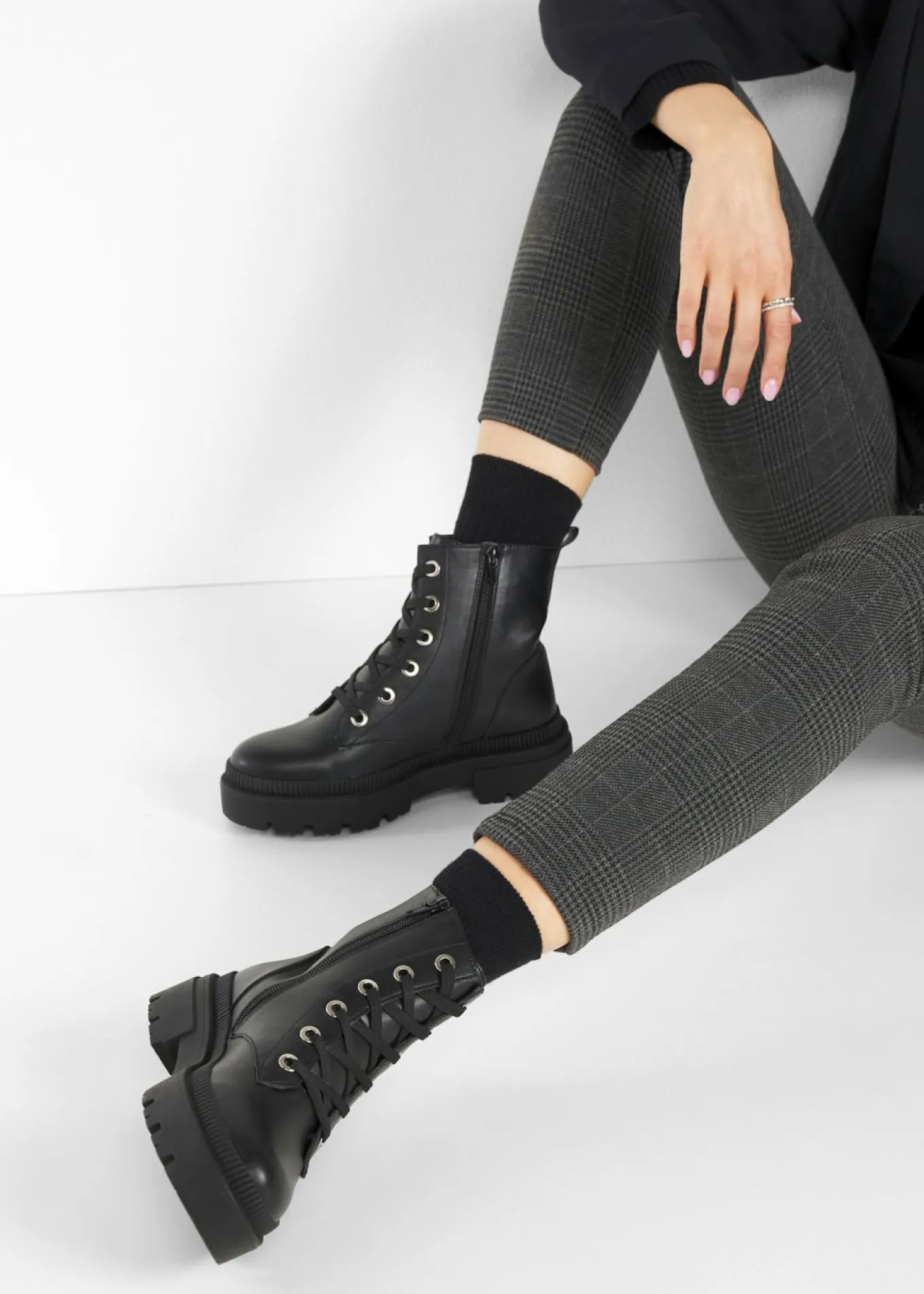 Botas con cordones y suela perfilada