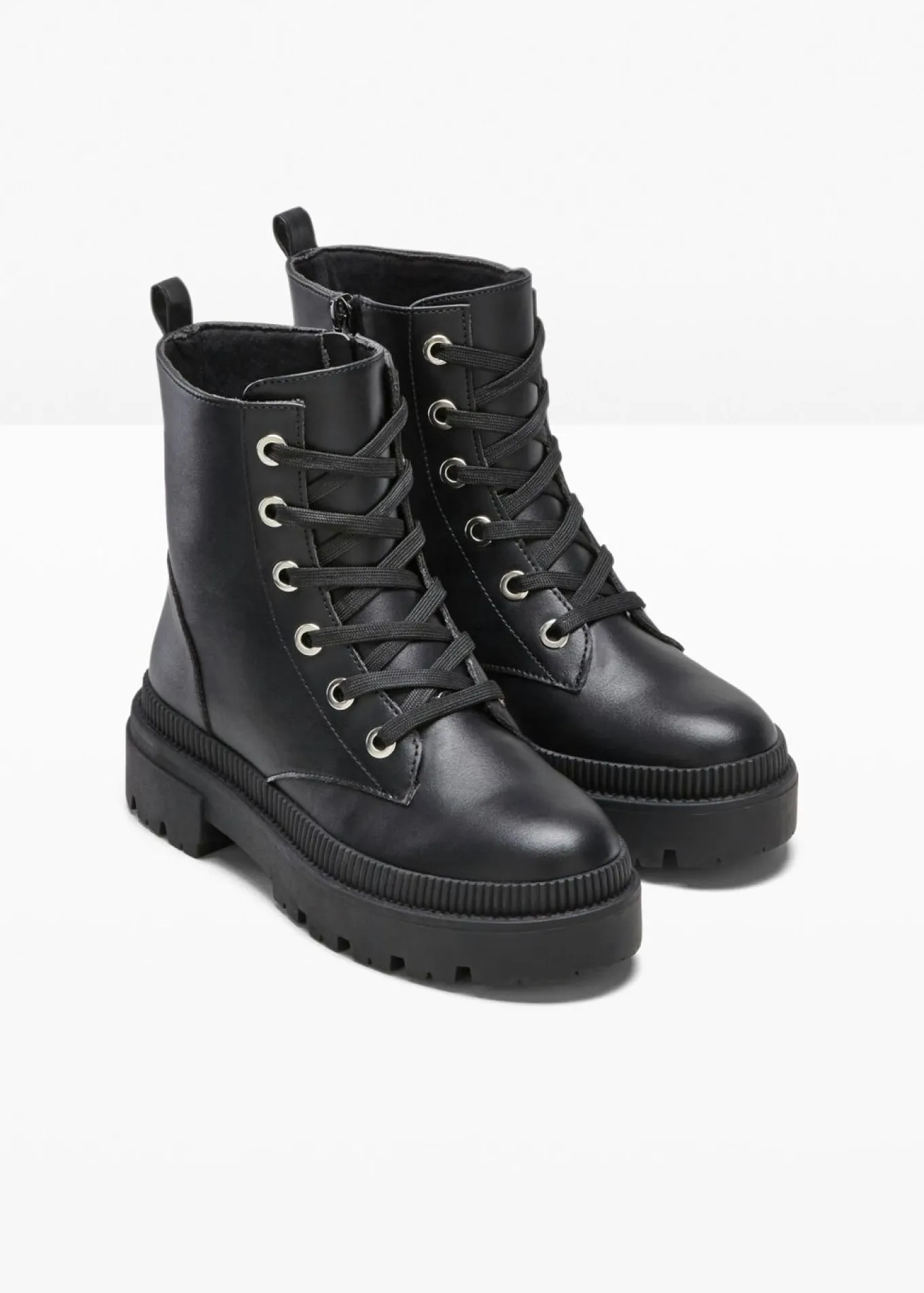 Botas con cordones y suela perfilada