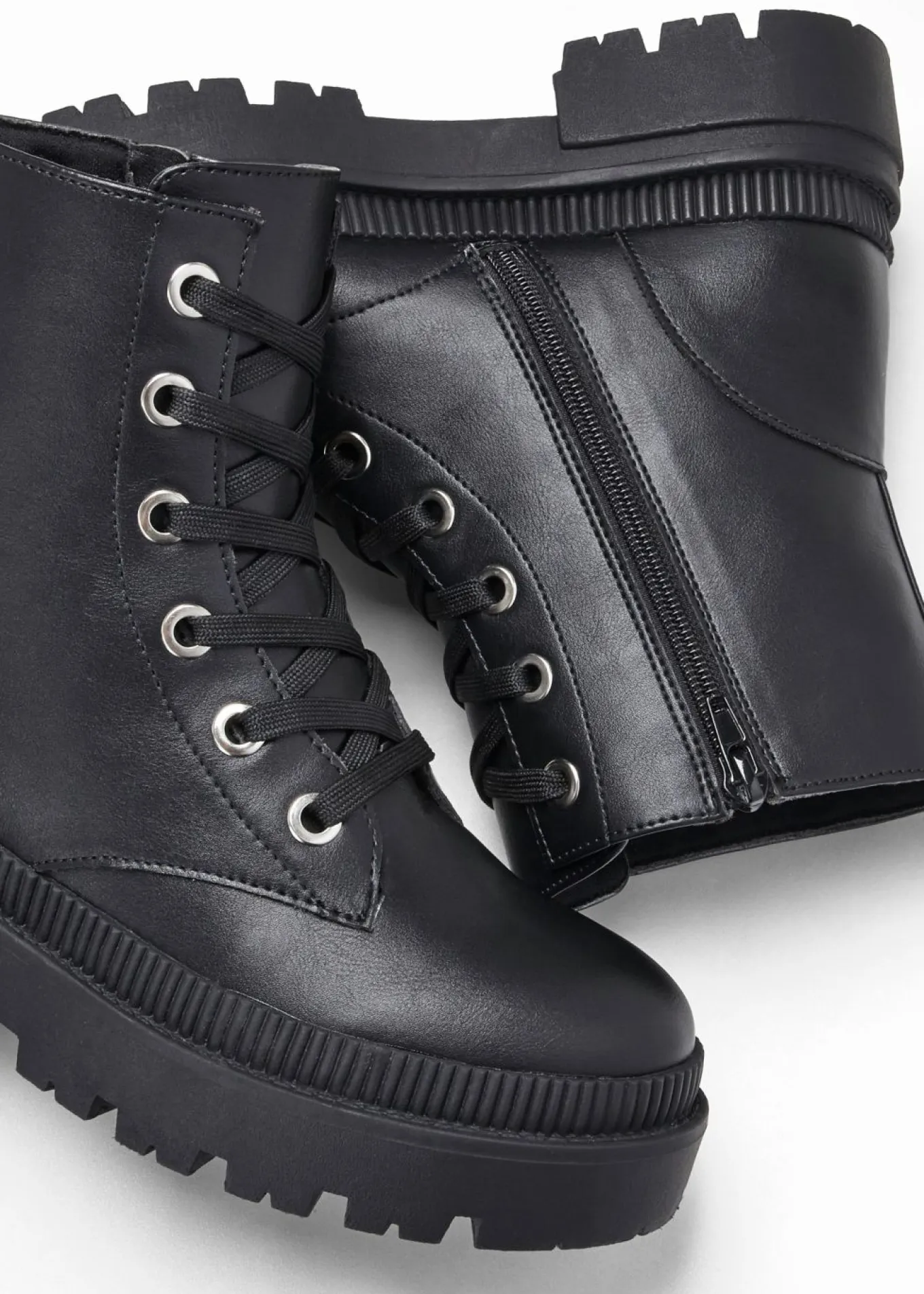 Botas con cordones y suela perfilada