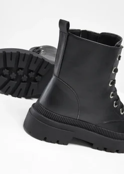 Botas con cordones y suela perfilada