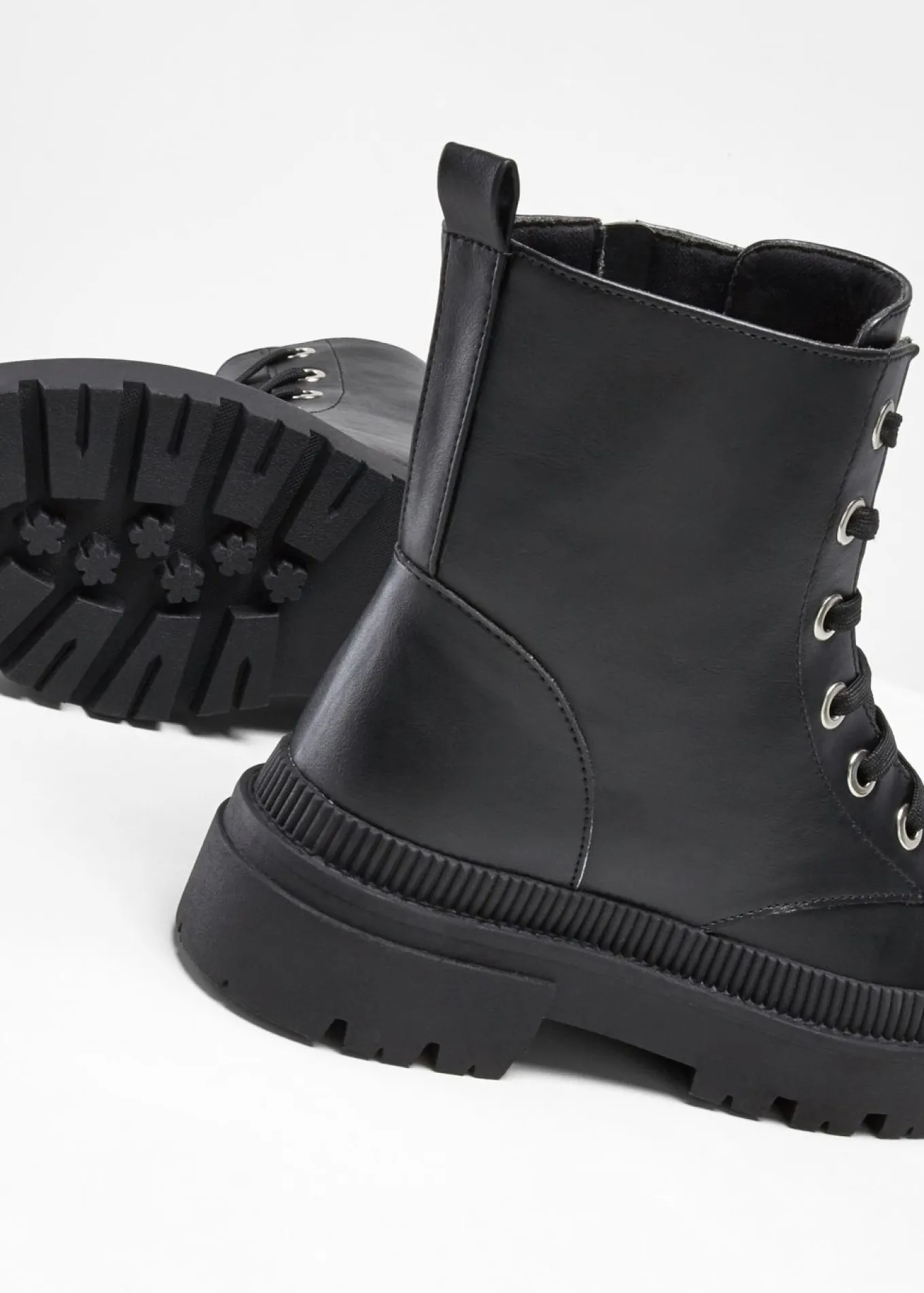 Botas con cordones y suela perfilada