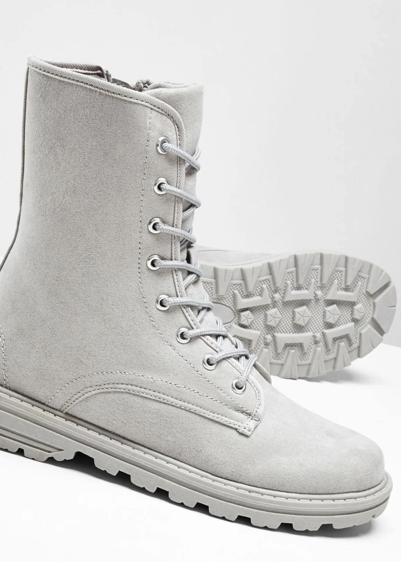 Botas con cordones y suela perfilada