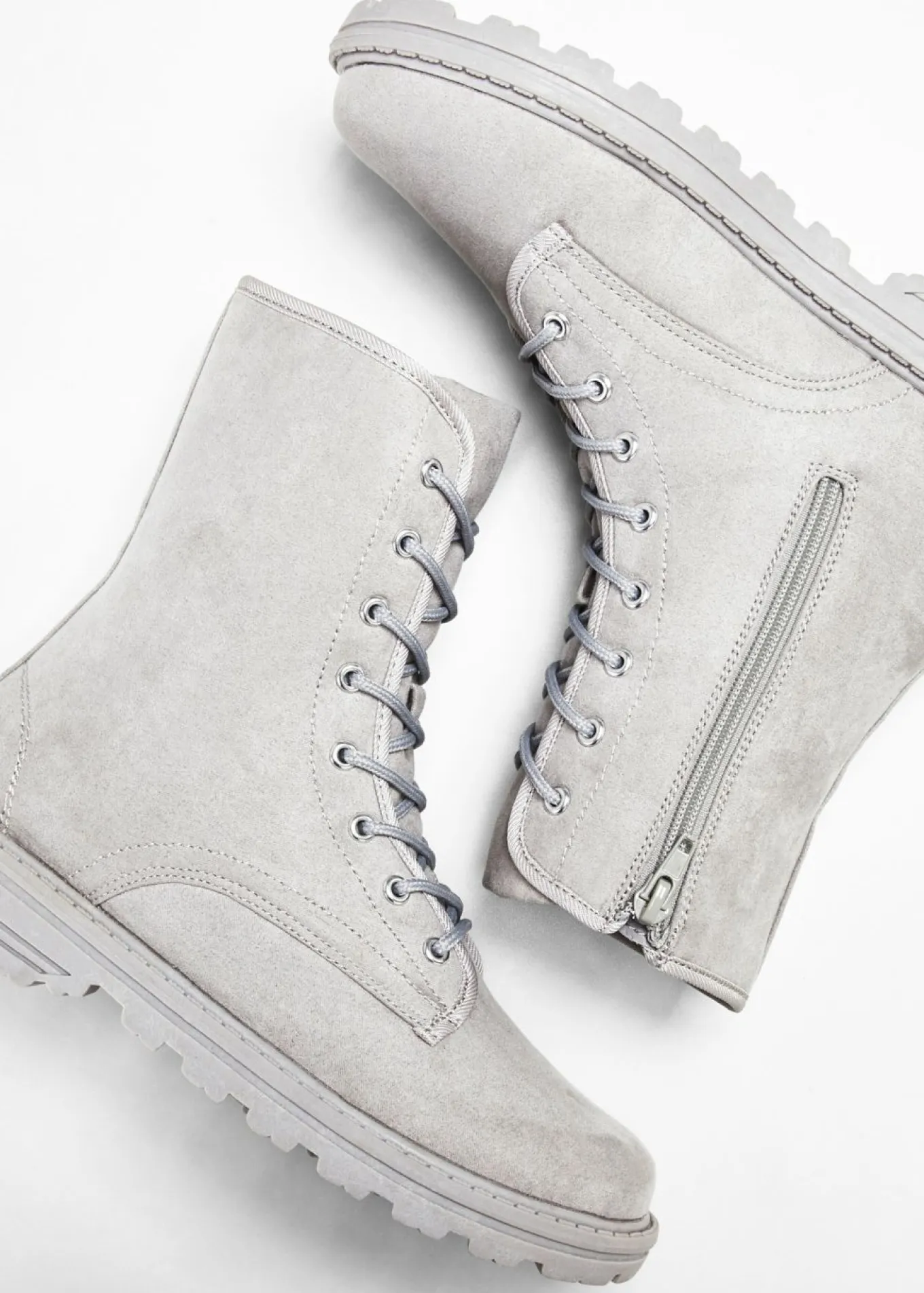 Botas con cordones y suela perfilada