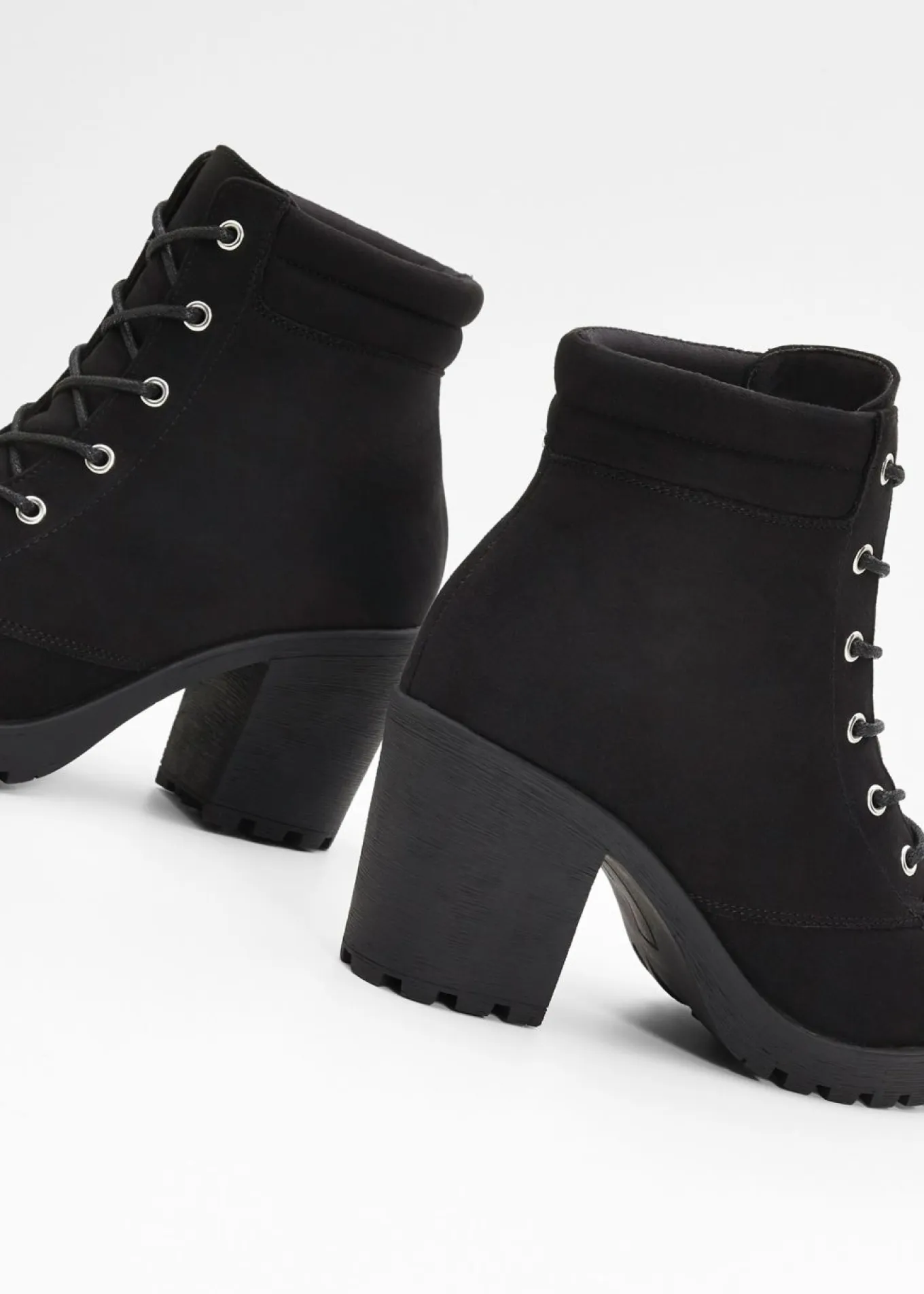 Botas con cordones y tacón ancho