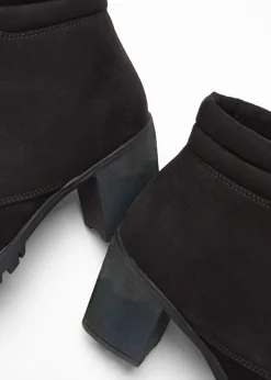Botas con cordones y tacón ancho