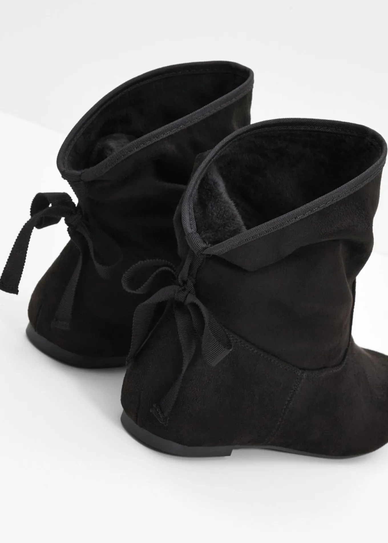 Botas con lazo