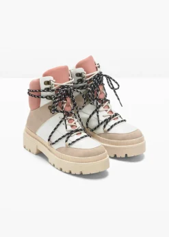 Botas forradas con cordones