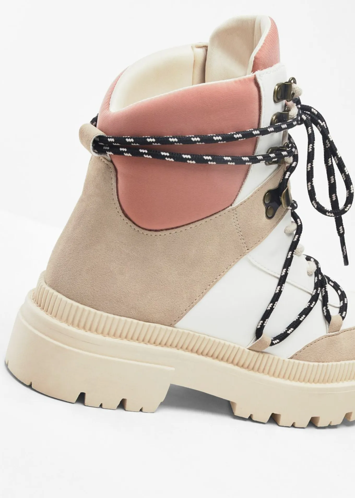 Botas forradas con cordones