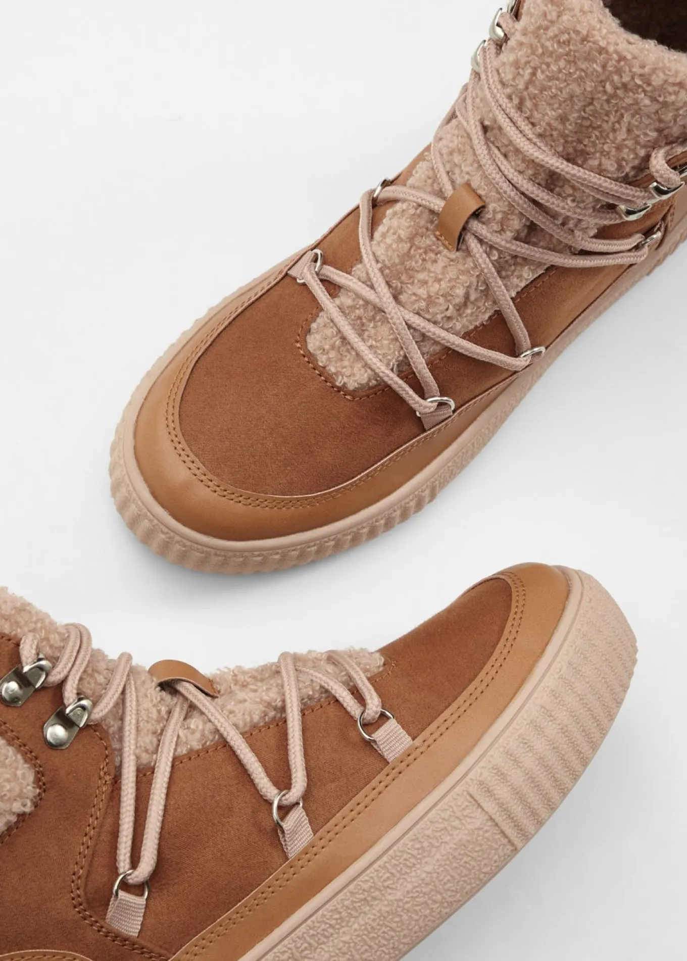 Botas forradas con cordones