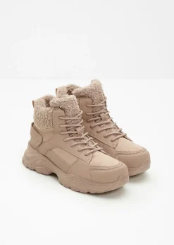 Botas forradas con cordones