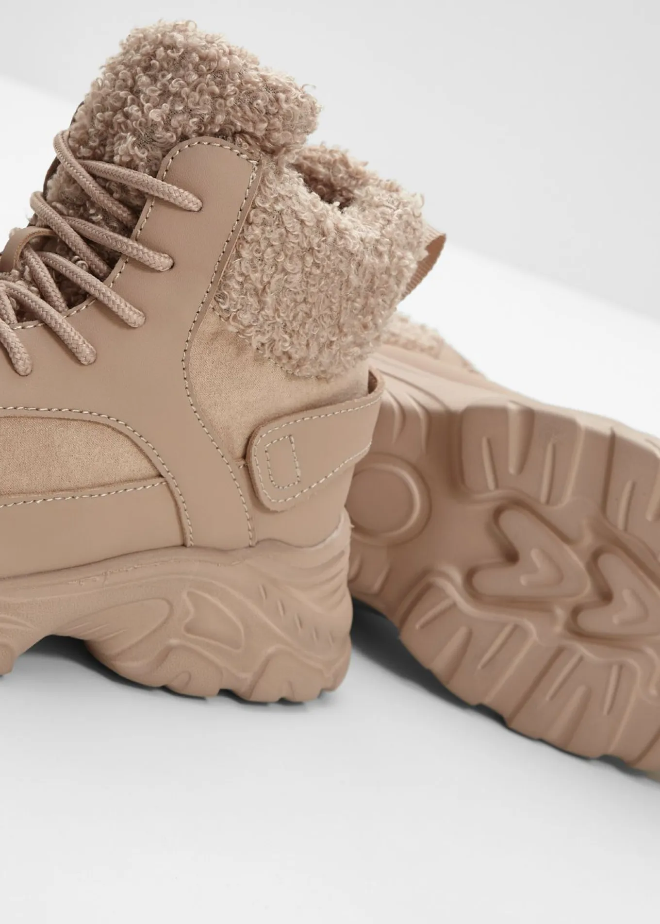 Botas forradas con cordones
