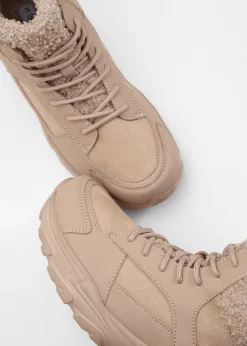 Botas forradas con cordones