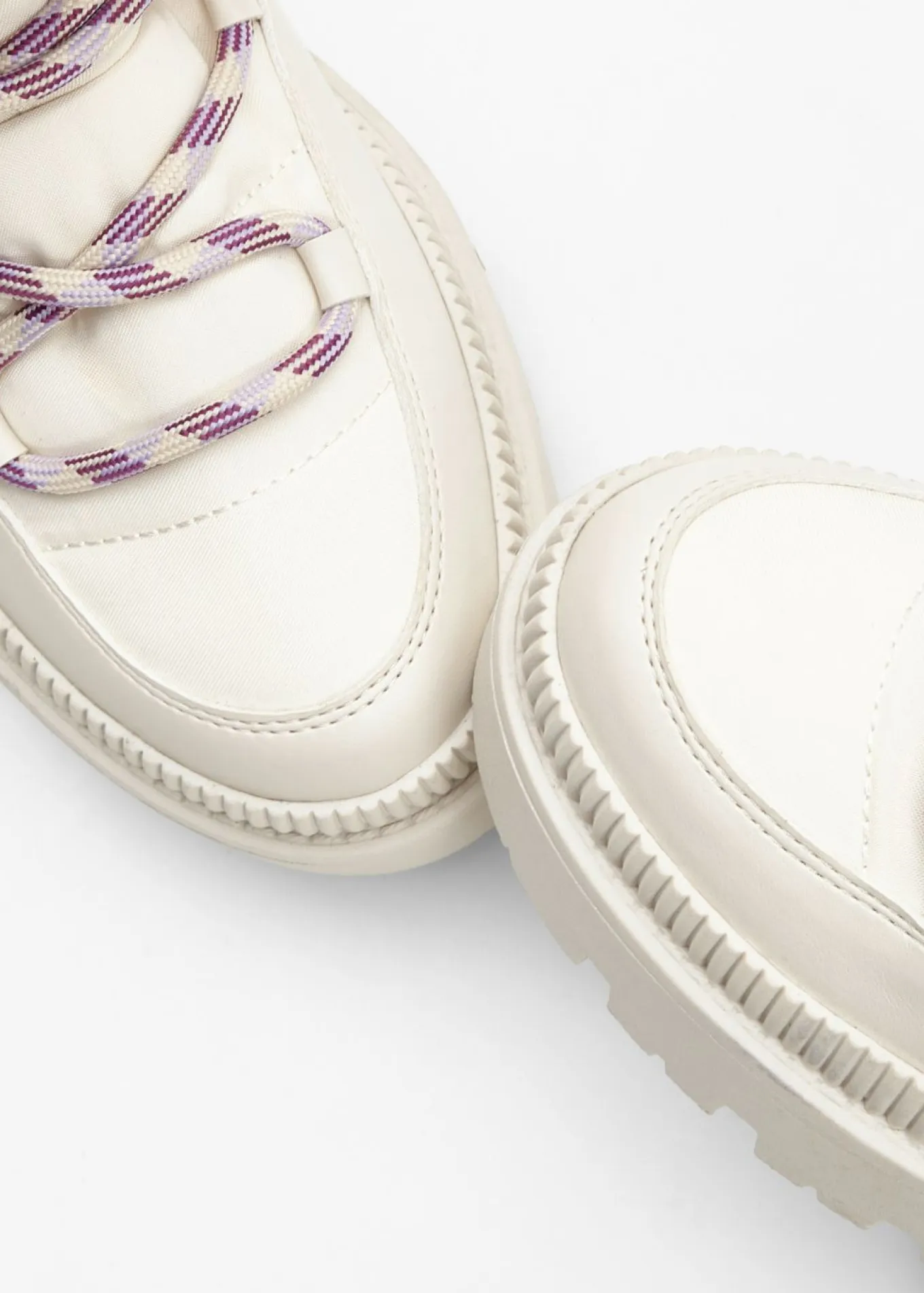 Botas forradas con cordones