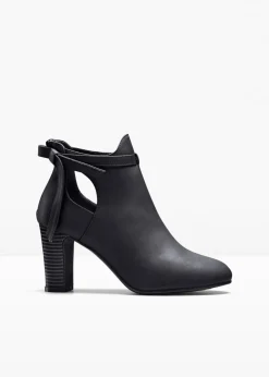 Botines con aberturas