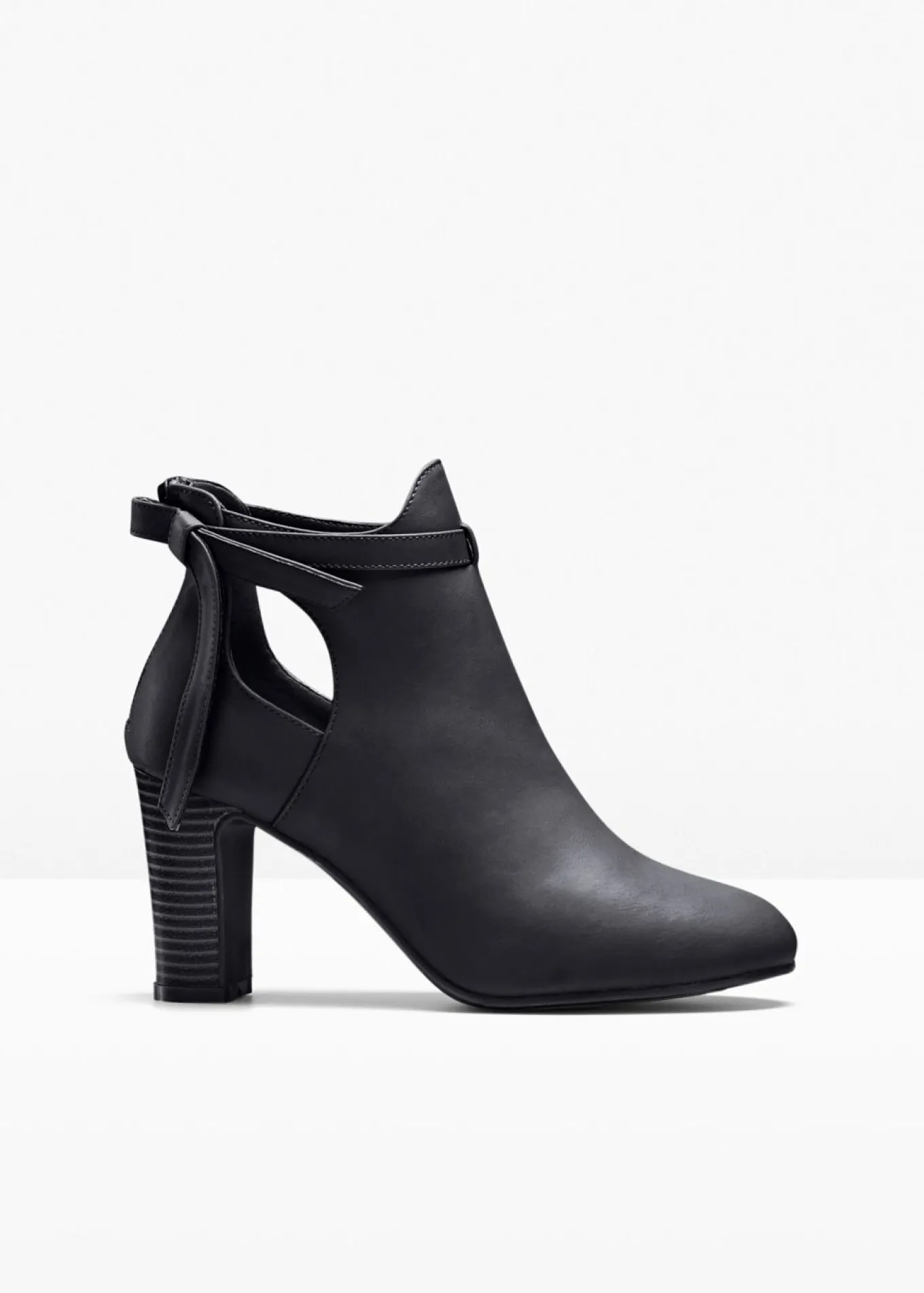 Botines con aberturas