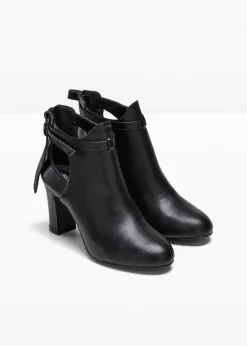 Botines con aberturas