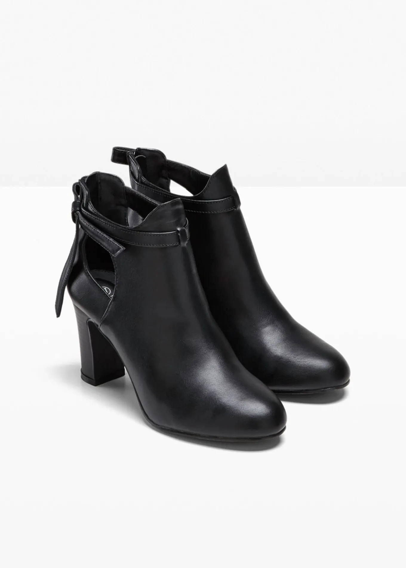 Botines con aberturas