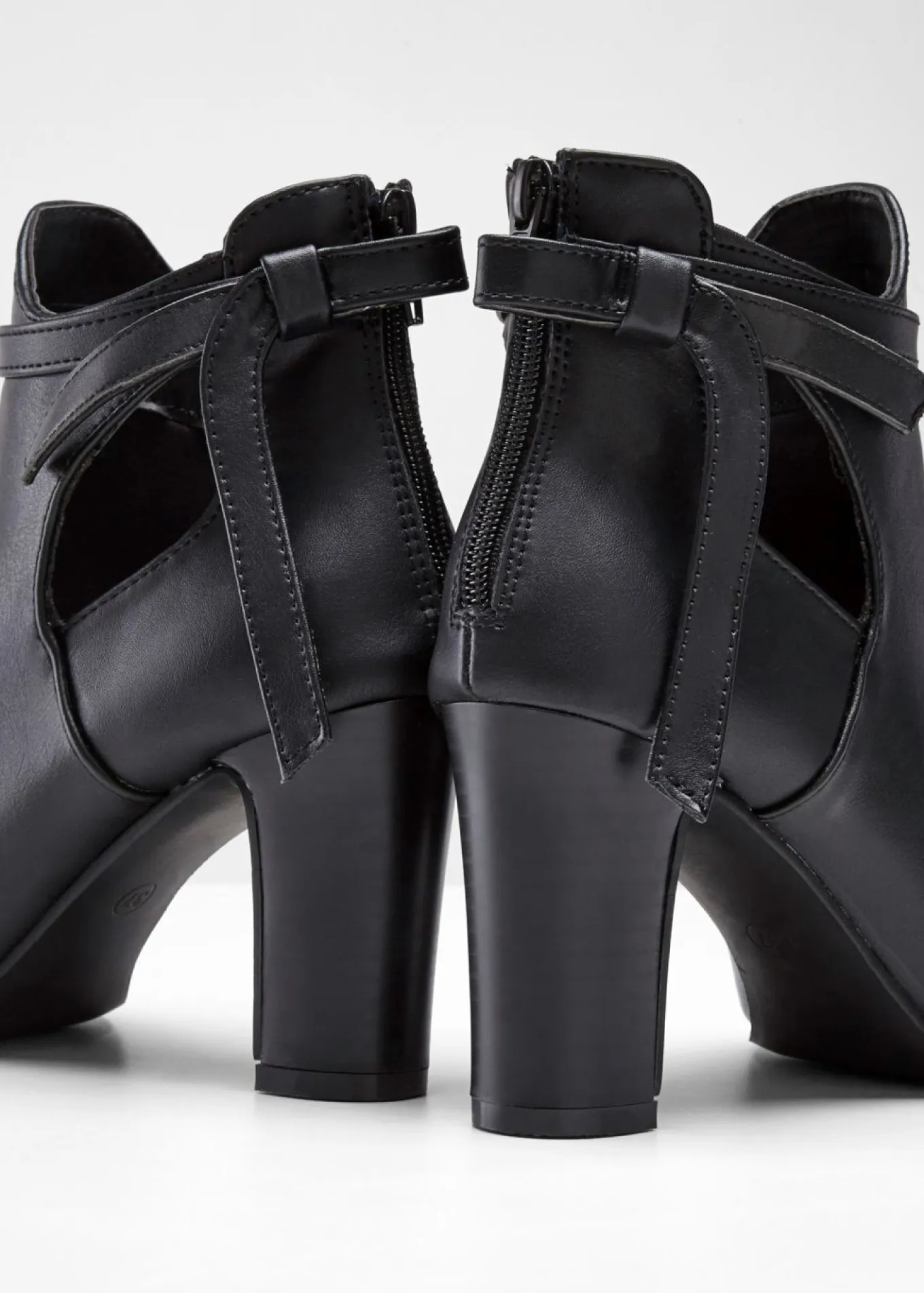 Botines con aberturas