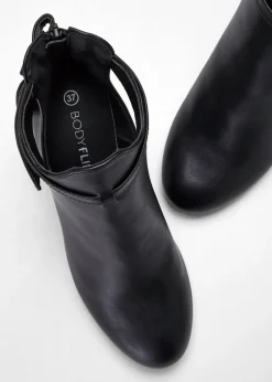 Botines con aberturas
