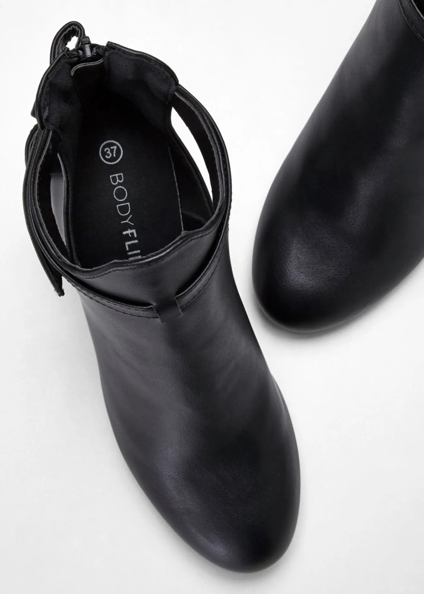 Botines con aberturas