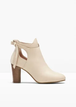 Botines con aberturas