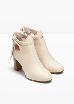 Botines con aberturas