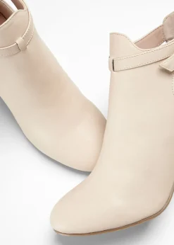 Botines con aberturas