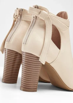 Botines con aberturas