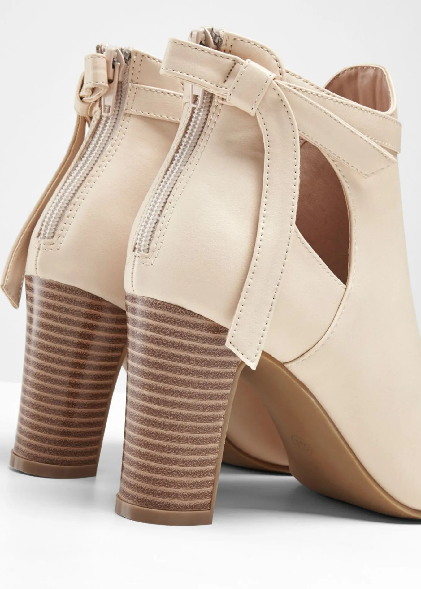 Botines con aberturas