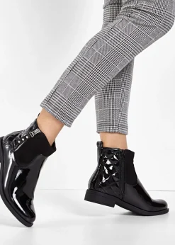 Botines con aspecto de charol