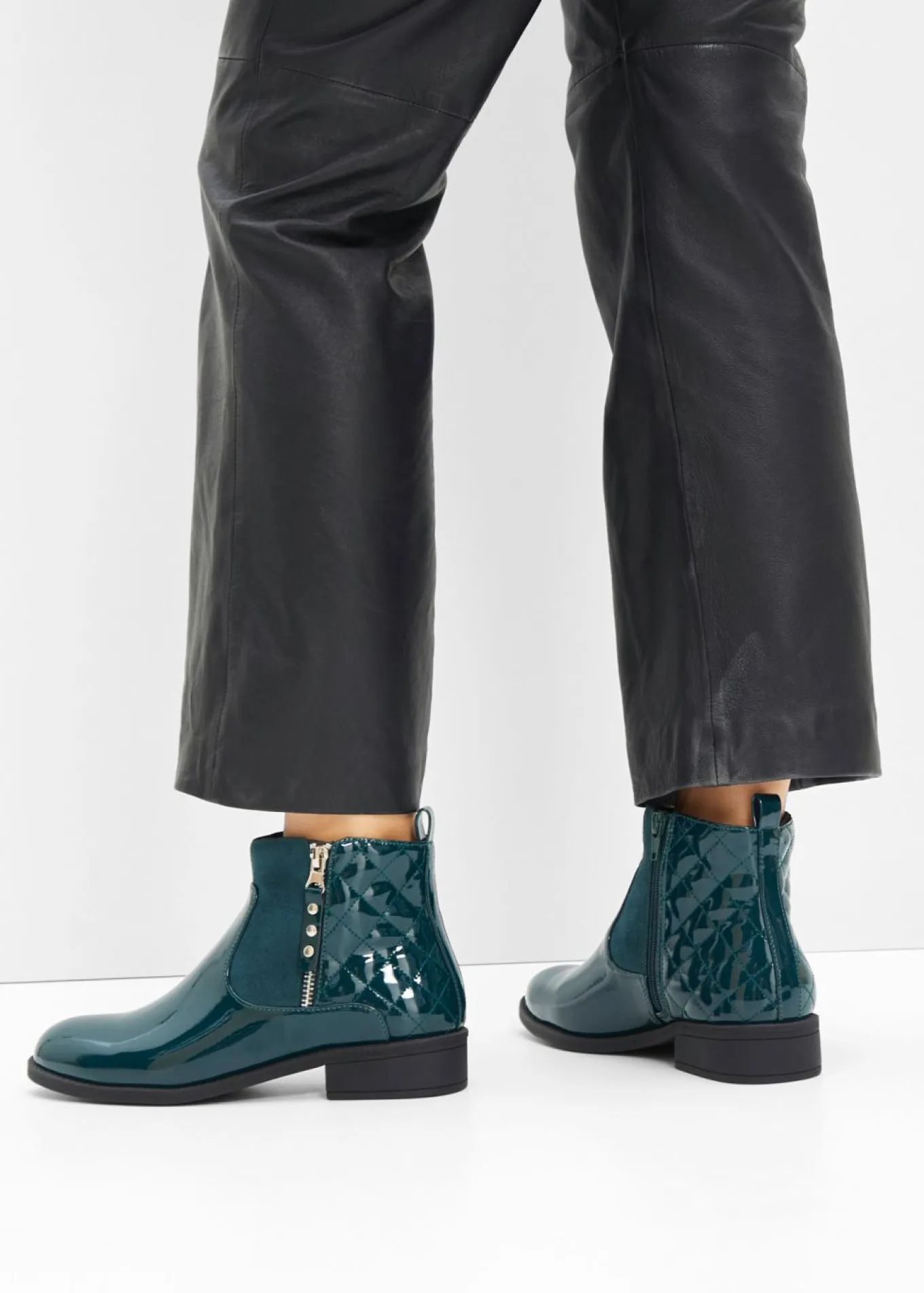 Botines con aspecto de charol