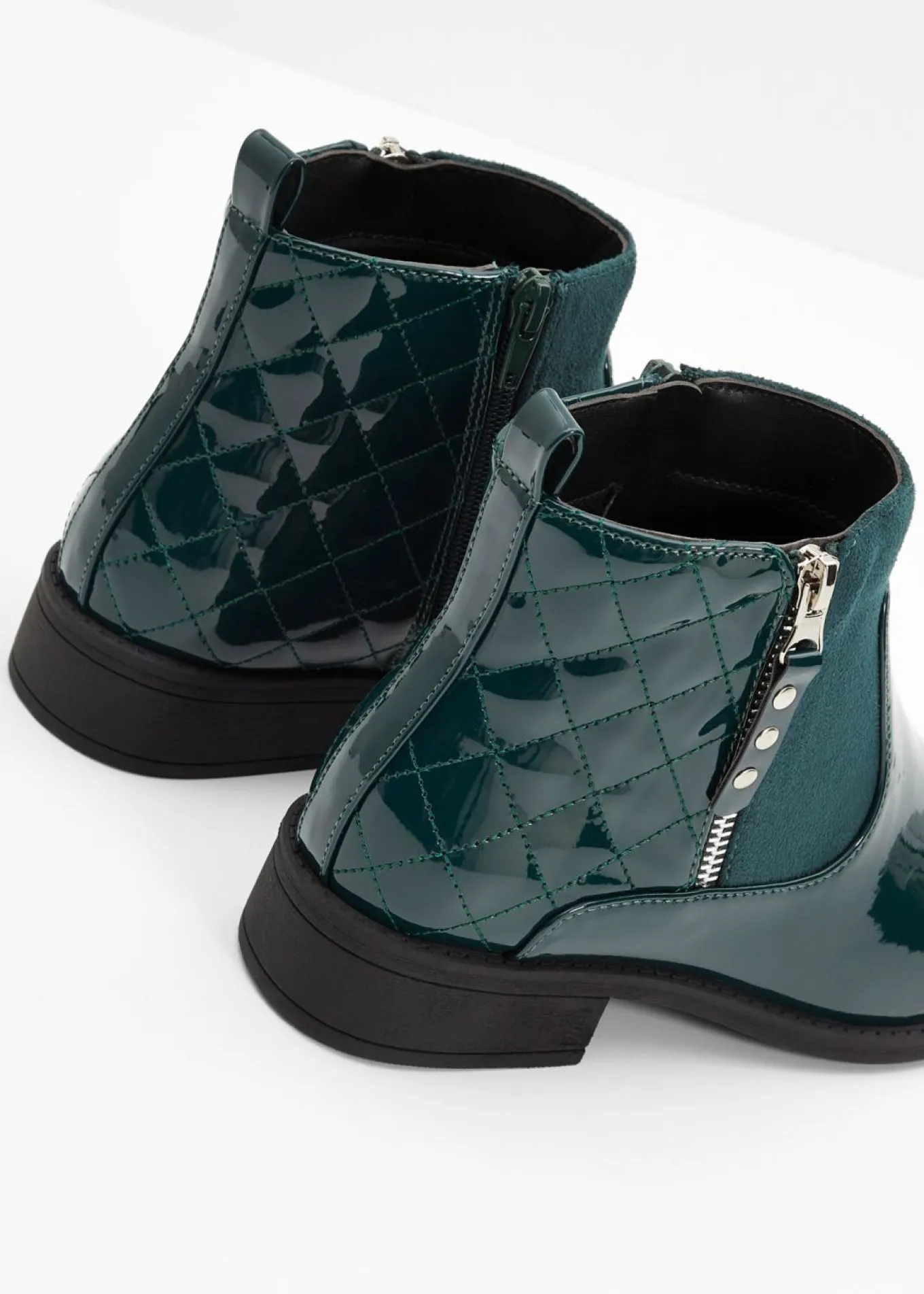 Botines con aspecto de charol
