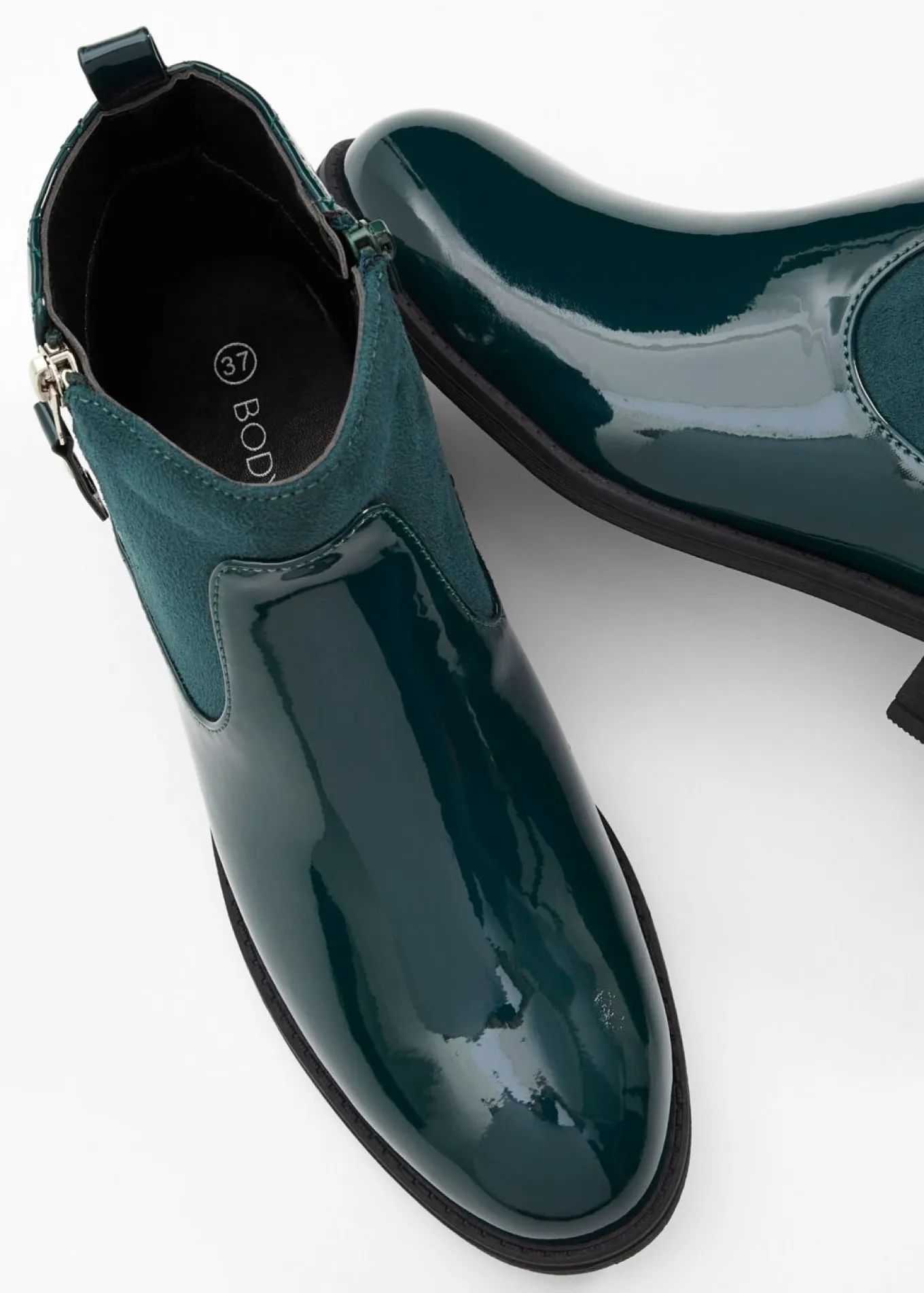 Botines con aspecto de charol